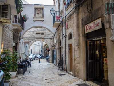 Il panificio, attivo dal 1912 e dal 1930 propriet� della famiglia Fiore, si trova al n.38 della �nobiliare� strada Palazzo di Citt�